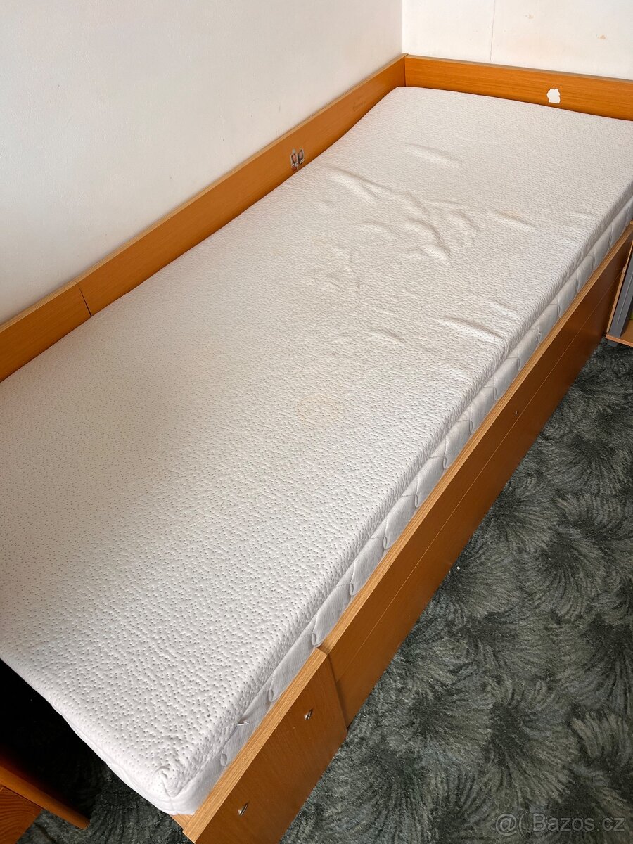 Dřevěná postel s úložným prostorem