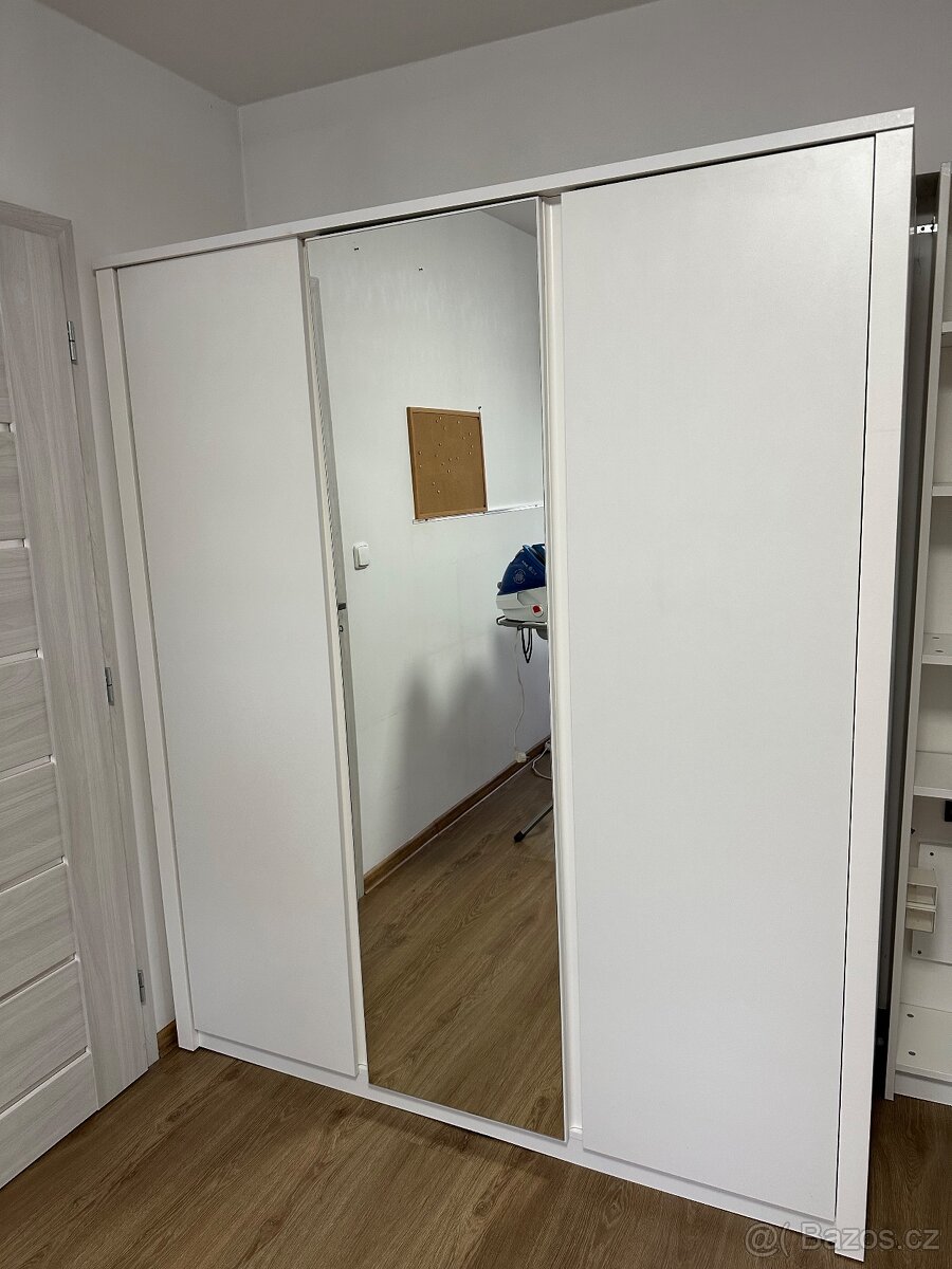 Šatní skříň se zrcadlem