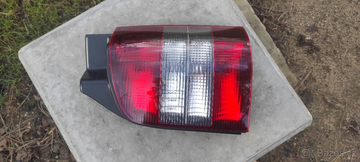VW T5 Multivan pravá zadní kouřová lampa Hella