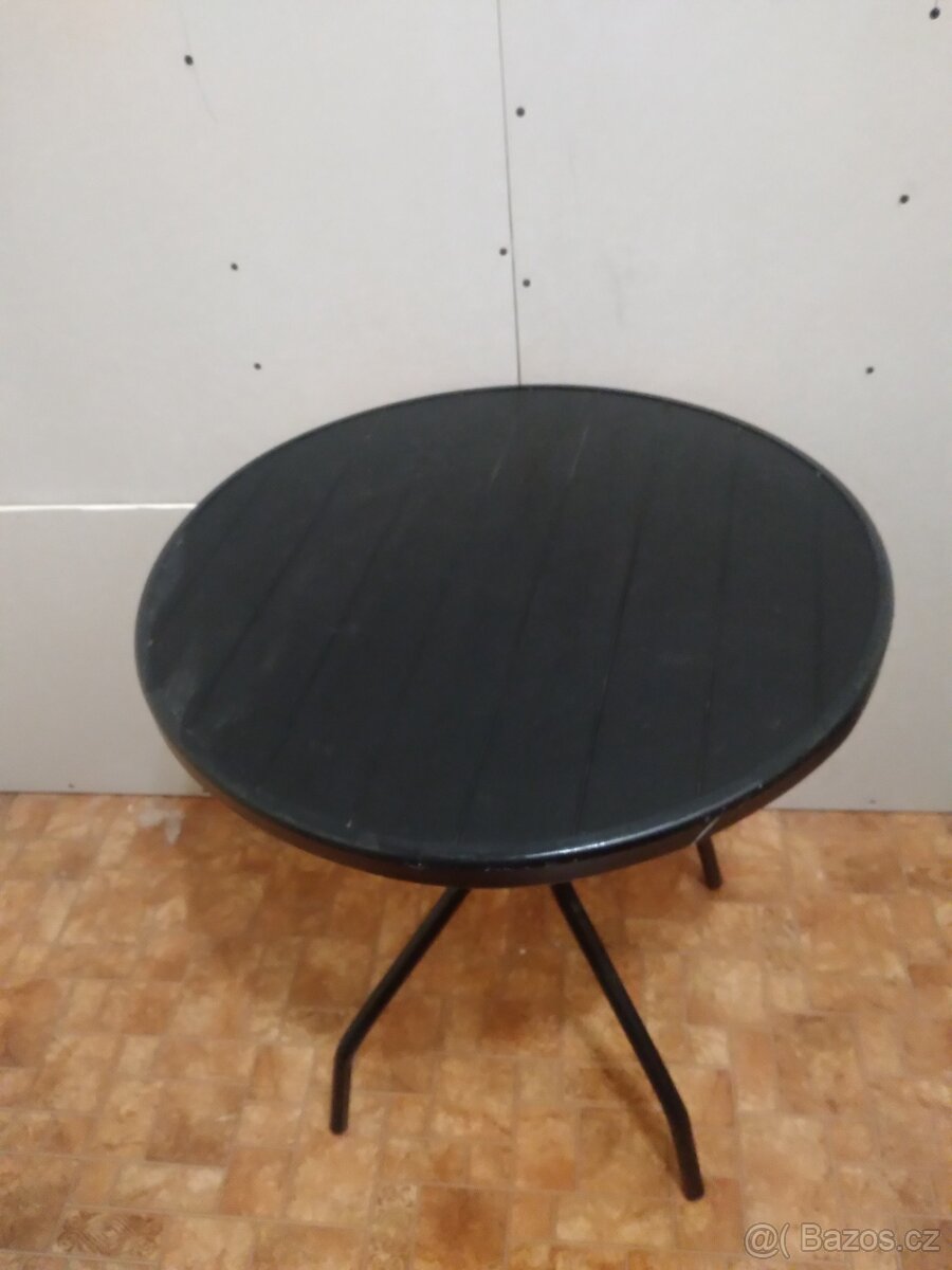 Černý menší stůl na balkon