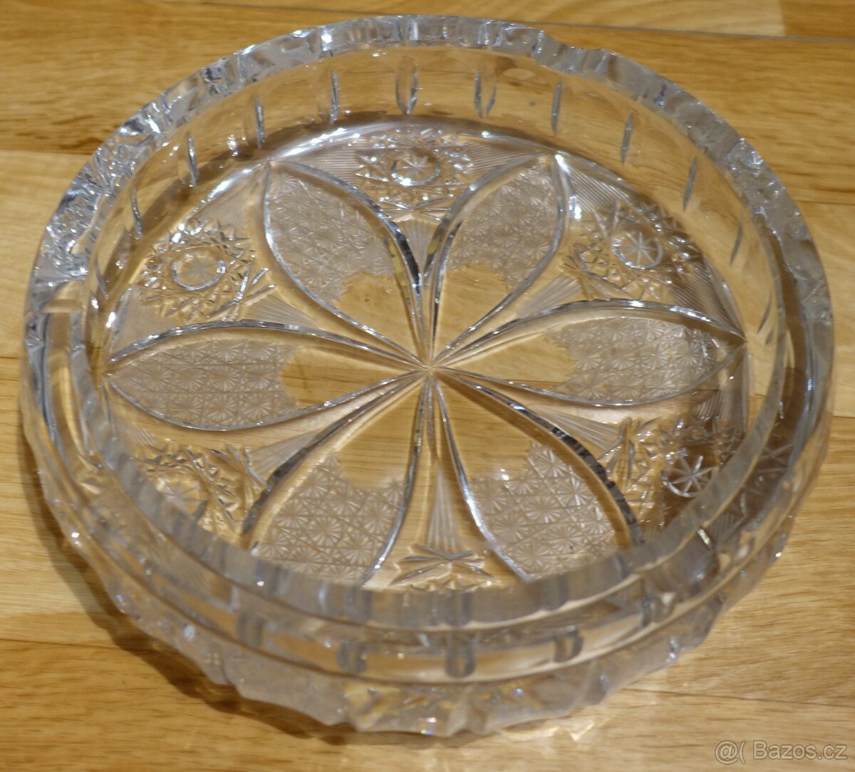 Těžká broušená miska z lisovaného skla – Ø 15 cm – retro