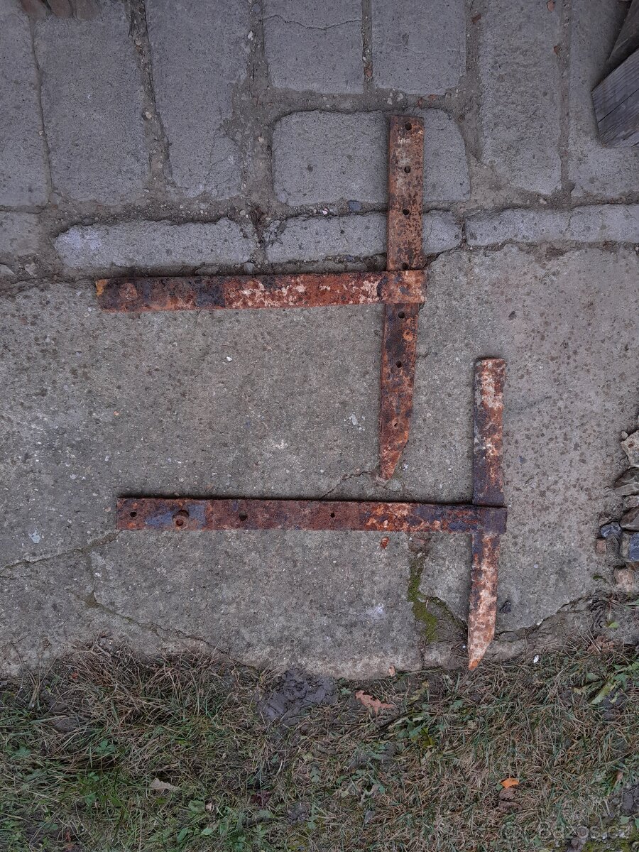 Kotvy pro uchycení vazných trámů, nebo traverz.