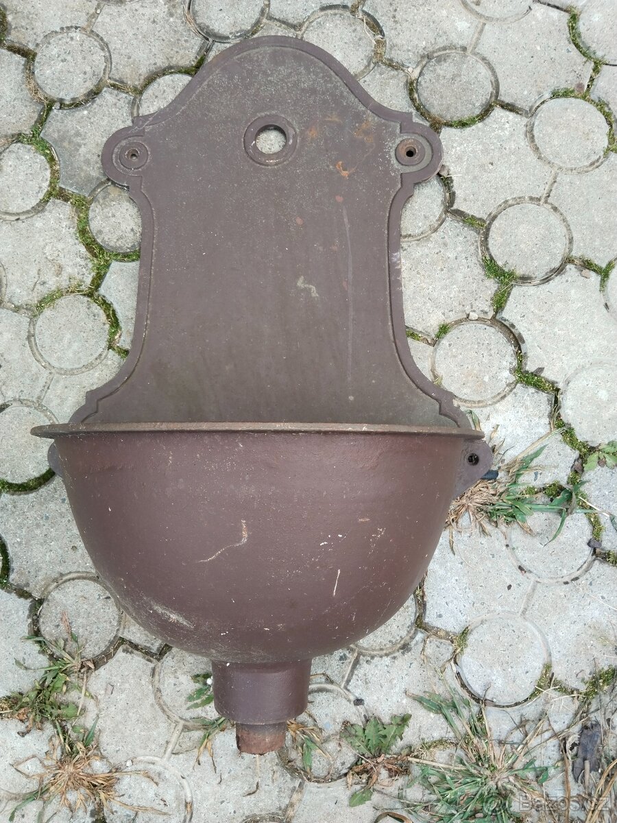 Litinové umyvadlo