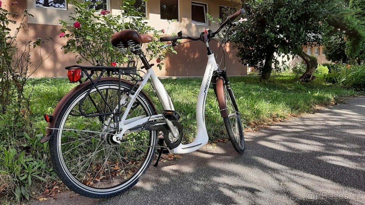 Mestský dámsky bicykel s ľahkým nasadaním