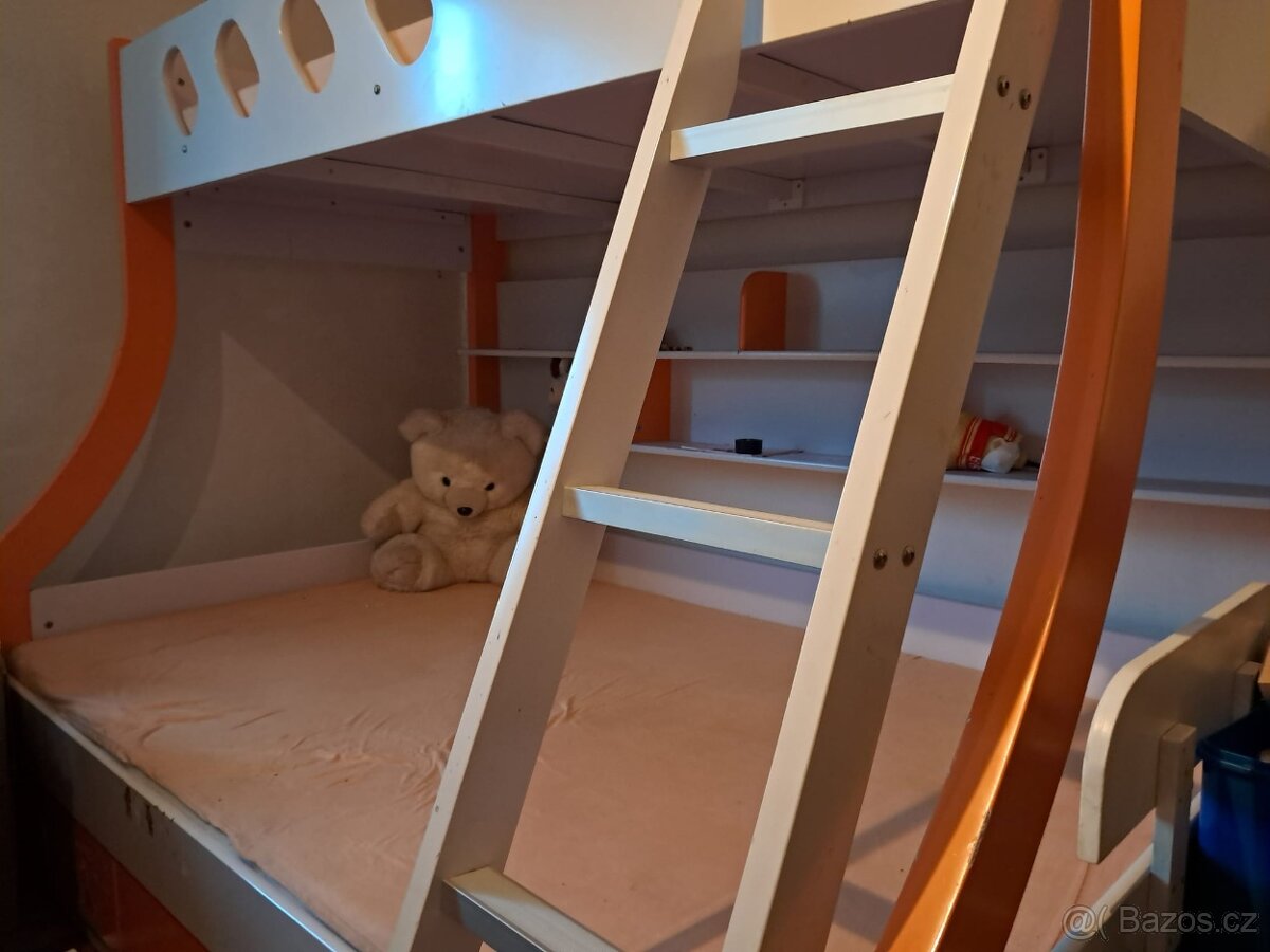 Dvoupatrová postel pro 3 děti
