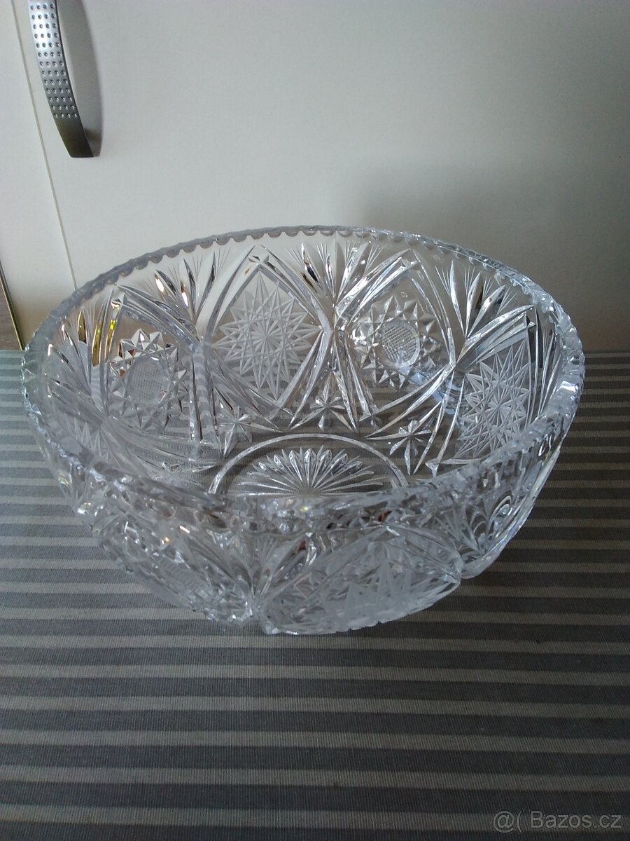 Skleněná broušená mísa.
