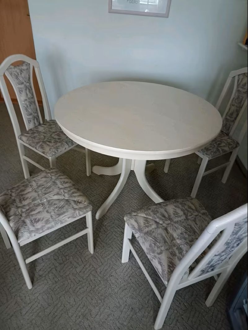 Stůl kulatý jídelní, rozkládací a 4 židle