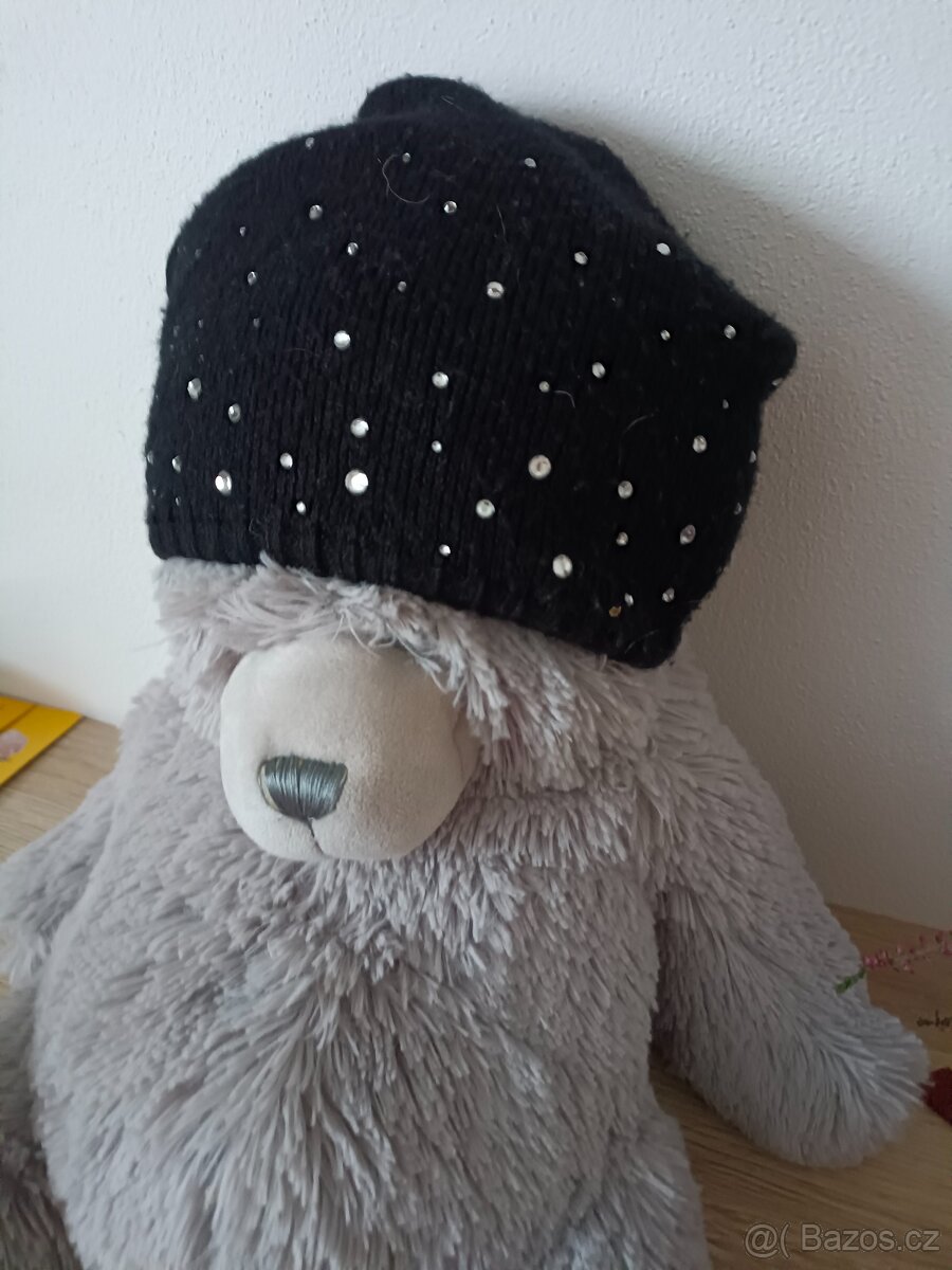 Dámská čepice s kamínky