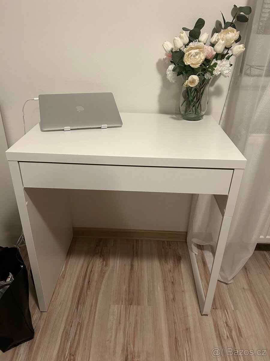 Menší psací stůl