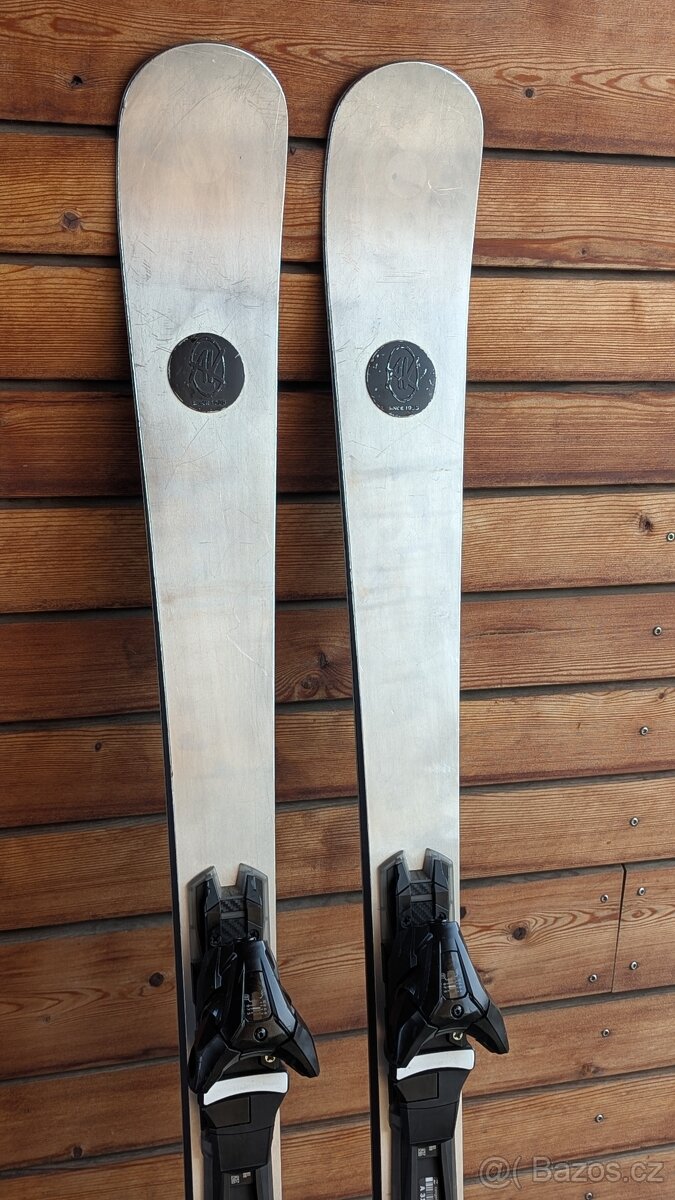 Prémiové švýcarské lyže AK Signature, 158cm, 23/24