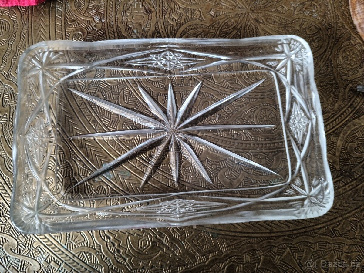 Broušený skleněný podnos