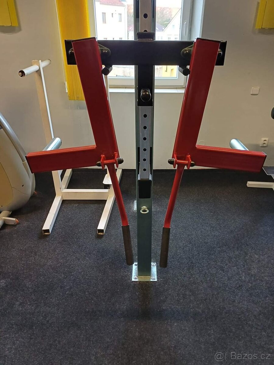 Upažování - stroj na cvičení ramen