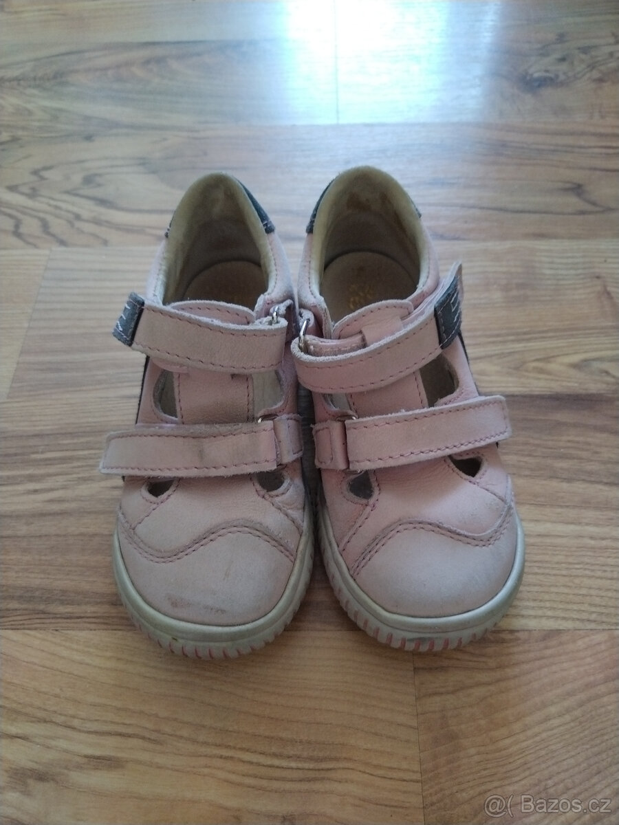 Uzavřené sandály 25