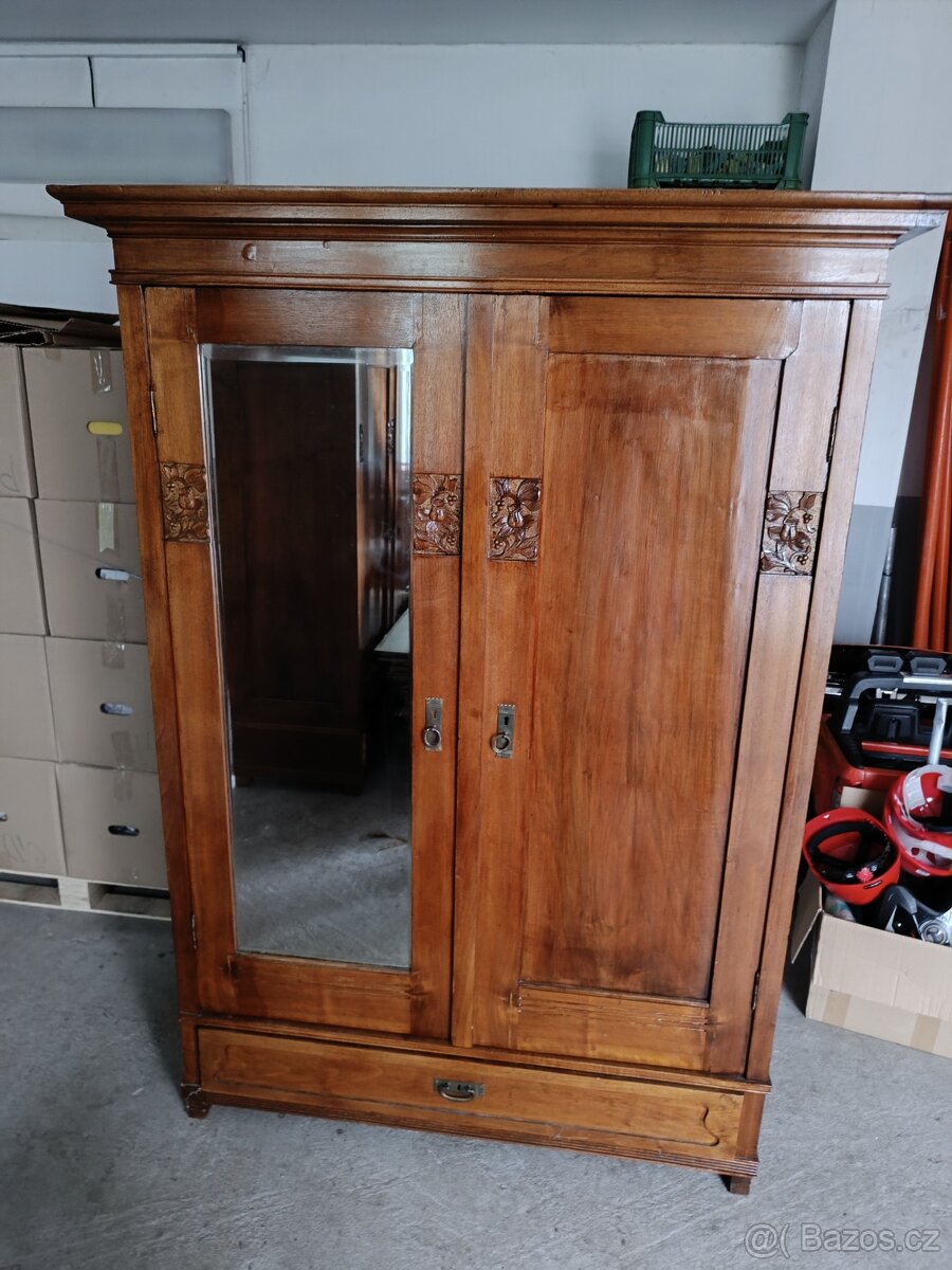 Starožitná skříň se zrcadlem