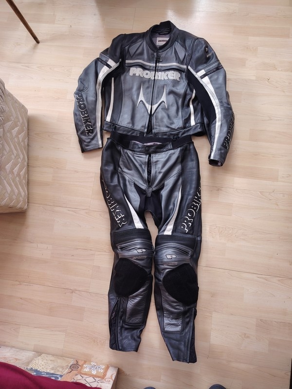 dvojdílná kombinéza