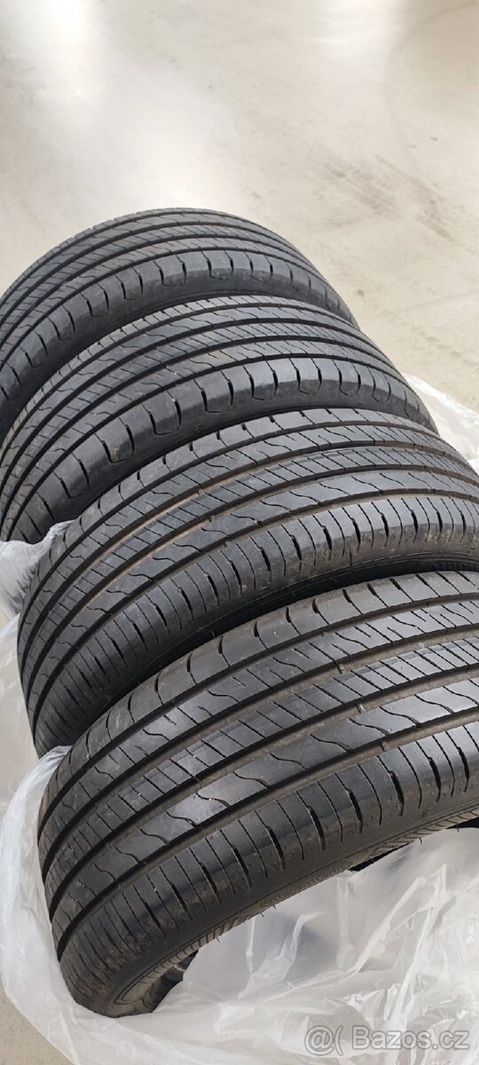 Jako nové 215/55/17 Goodyear Efficient, 2023, 8.2mm