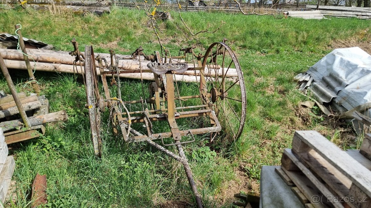 Obraceč sena, hrabač sena, secí stroje