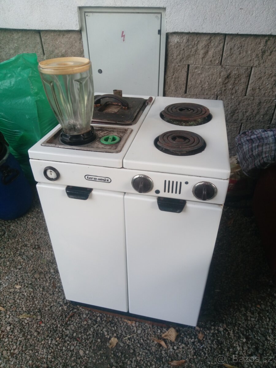 Retro elektrický sporák zachovalý