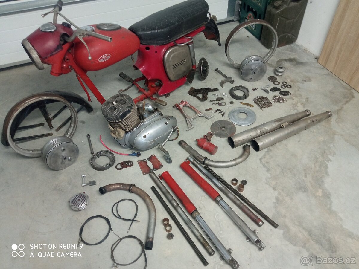 Jawa 250/559 panelák kývačka