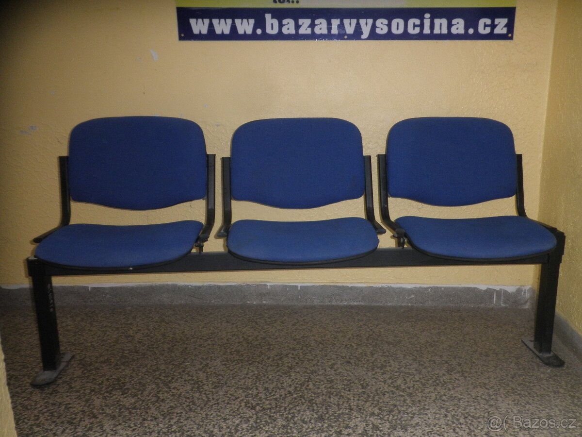 Čalouněné židle nebo sedačky na kovové tyči