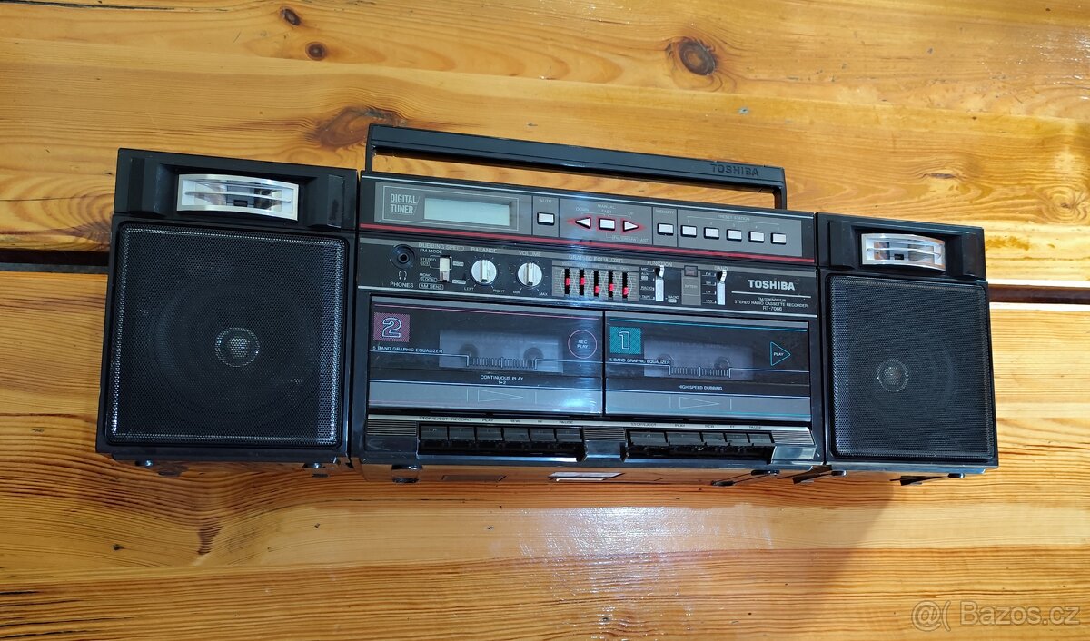 RÁDIO S MAGNETOFONEM TOSHIBA RT-7066 NA NÁHRADNÍ DÍLY