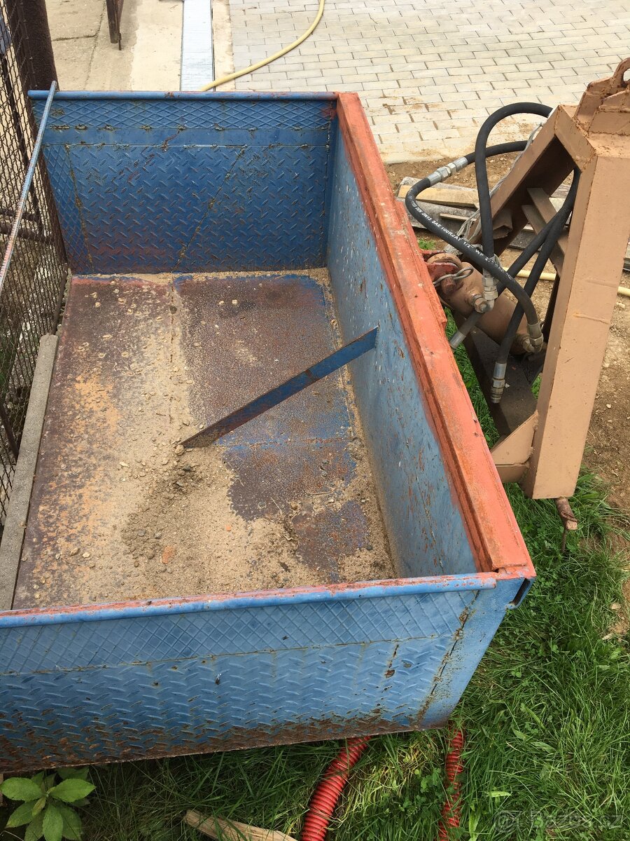 Nesená bedna za traktor