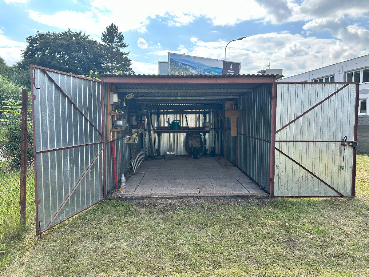 Pronájem plechové garáže a pozemku – 250 m², 8 000 Kč/měs.