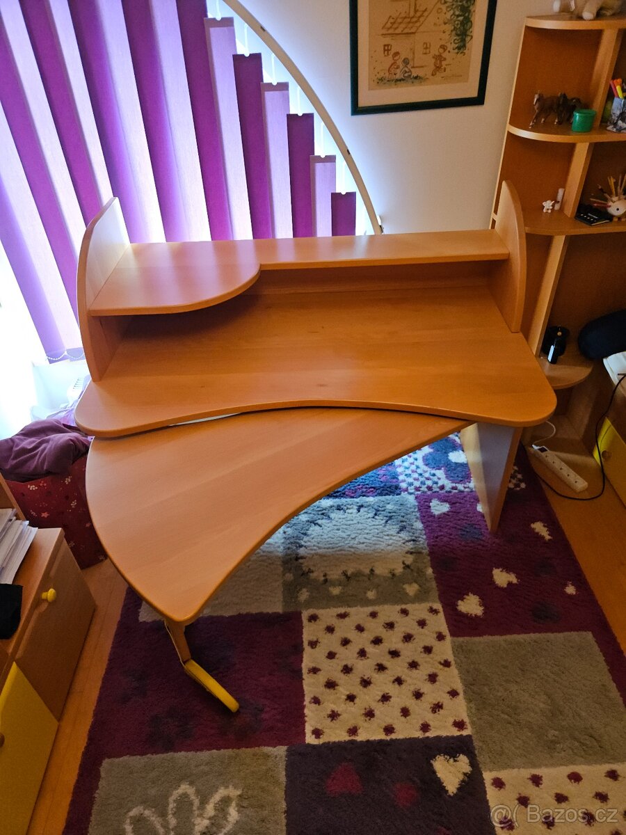 Rozkládací Psací Stůl z dětského pokoje