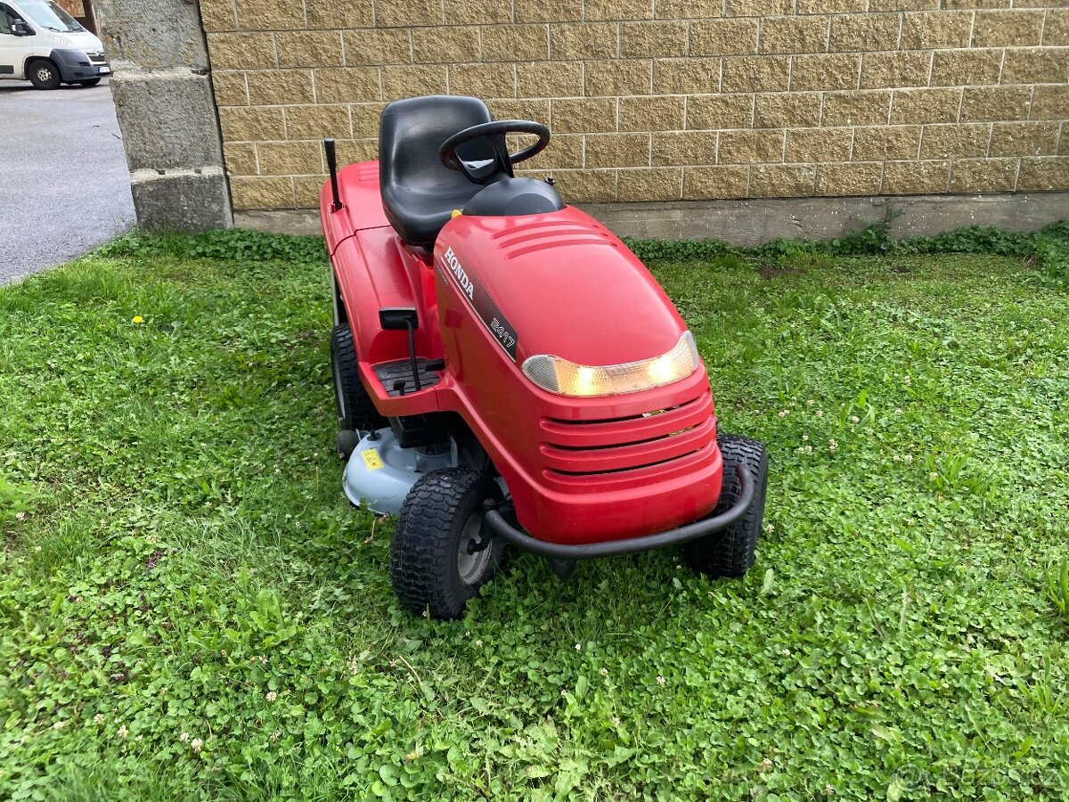 Zahradní traktor Honda 2417