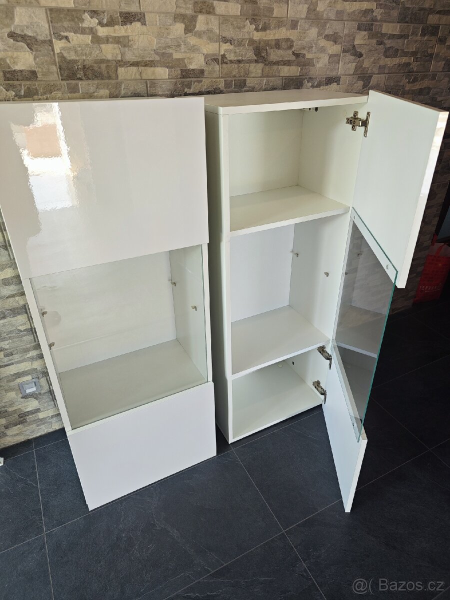 Závěsná skříňka na zeď