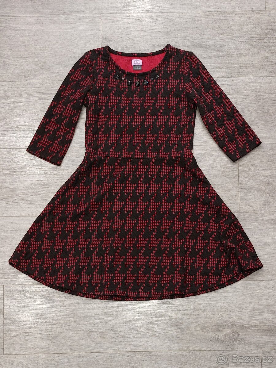 teplejší šaty, vhodné třeba na Vánoce 134/140