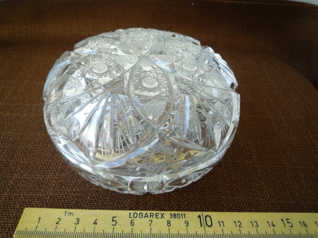 Broušené sklo – dóza