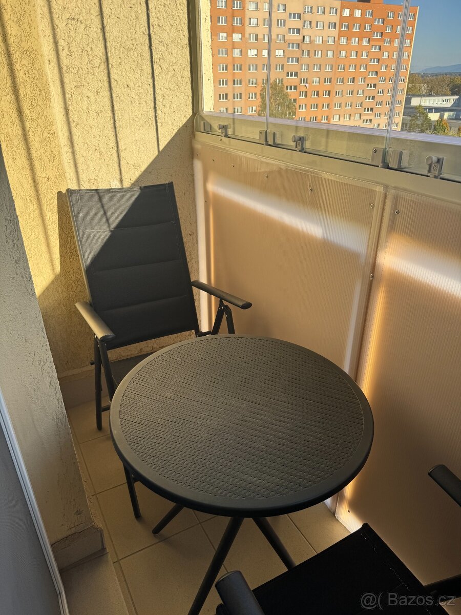 Balkonový set: dvě skládací židle + kulatý stůl