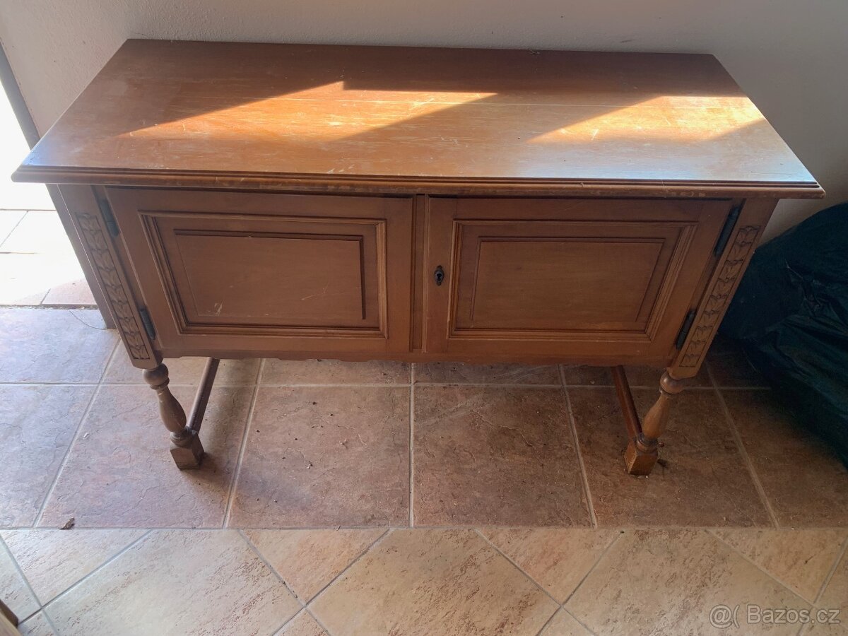 Dřevěná skříňka