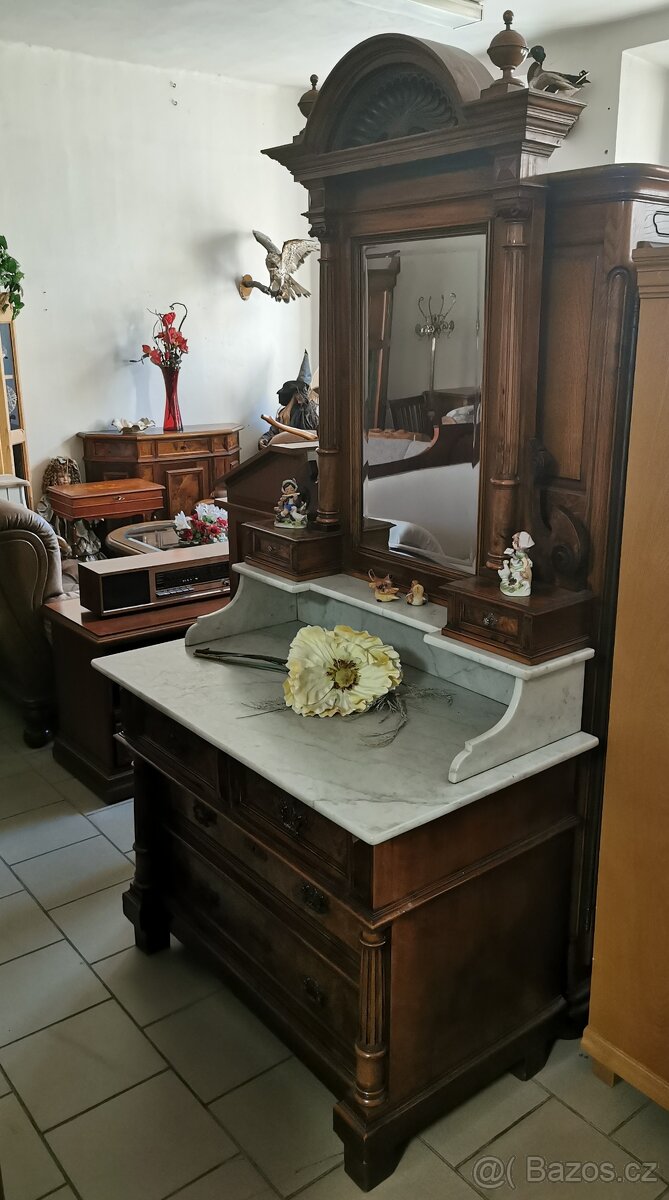 Starožitný toaletní stolek se zrcadlem
