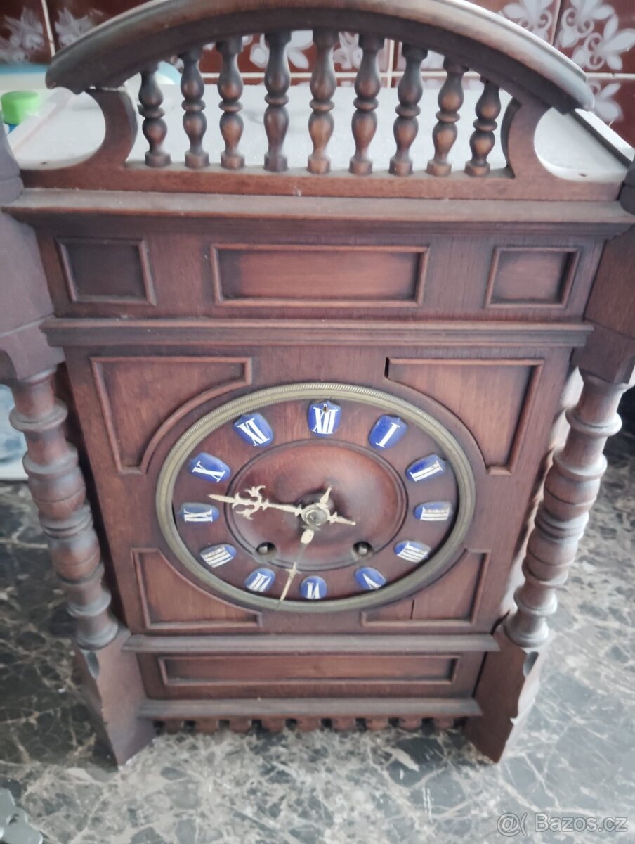 Konzolové dřevěné hodiny.funkční + 2x nefunkční.