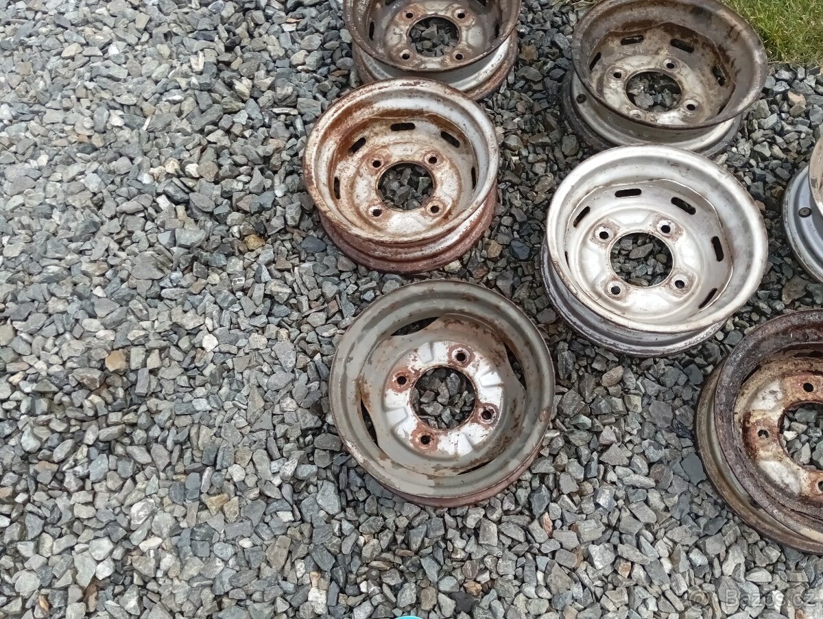 Kola trabant a železný kanystr