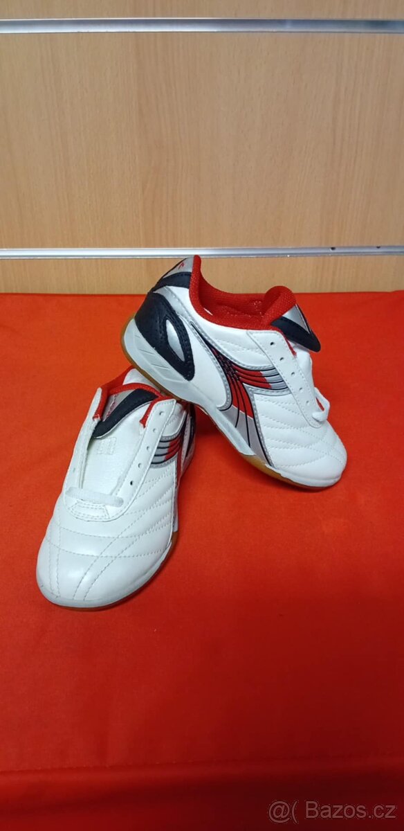 sálovky Diadora velikost 28 nové