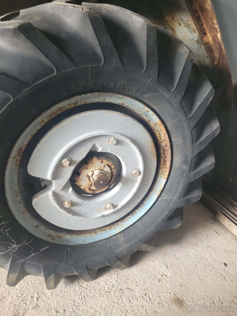 Závaží se šrouby na Zetor 25A
