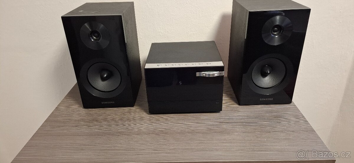 Minisystém Samsung - rádio RDS,CD,DVD,USB MP3