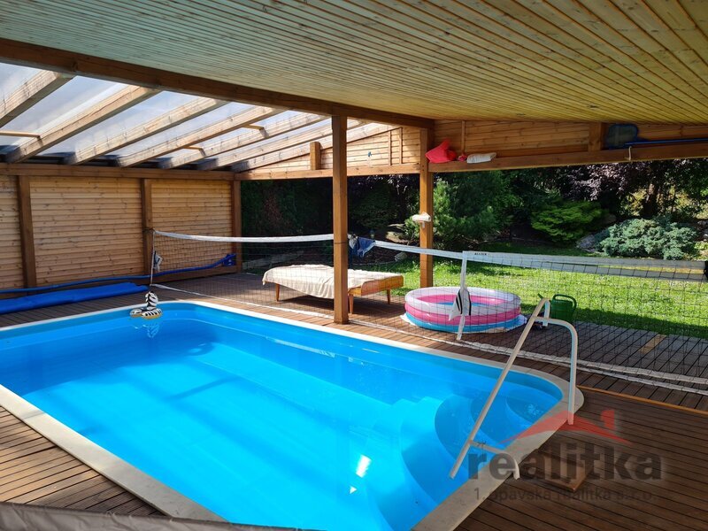 Pronájem velkého bytu 2+kk, 80m2 se zahradou, garáží a bazén