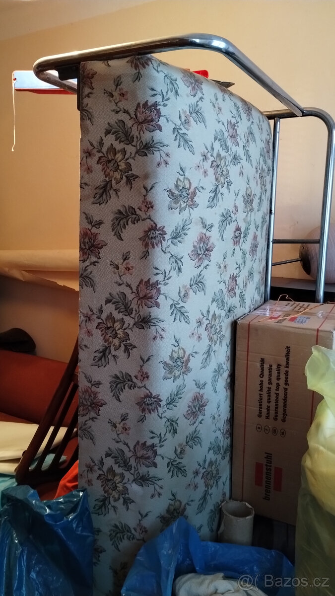 Válenda s chomovanou konstrukcí