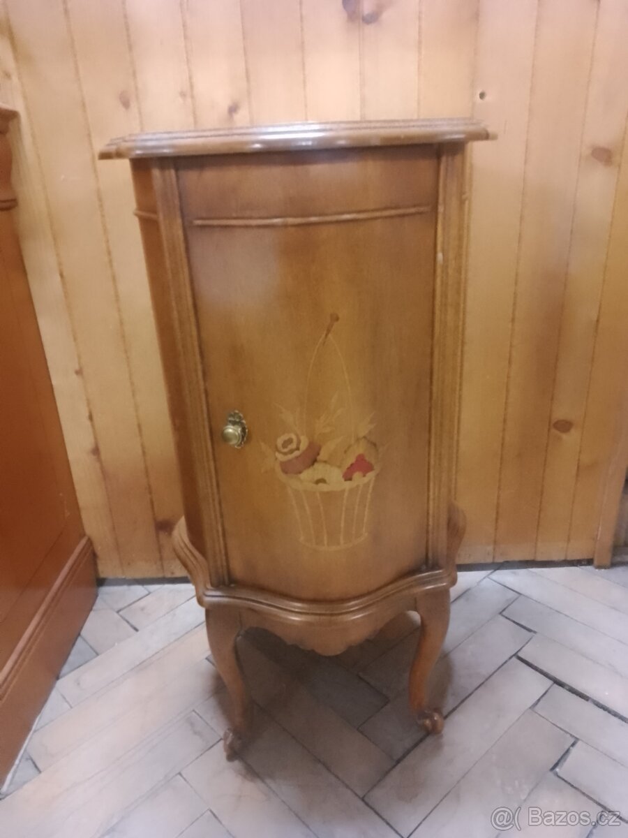 Skříňka s intarziemi