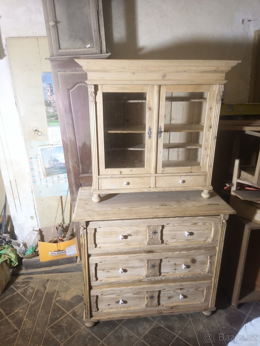 Starožitná komoda kredenc