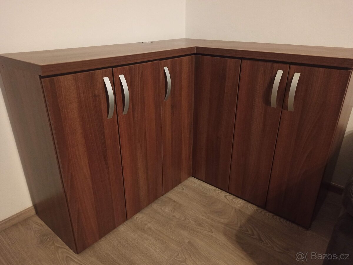 Rohová skříň