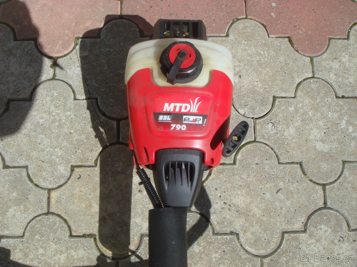 Křovinořez, sekačka, motorová kosa MTD 790