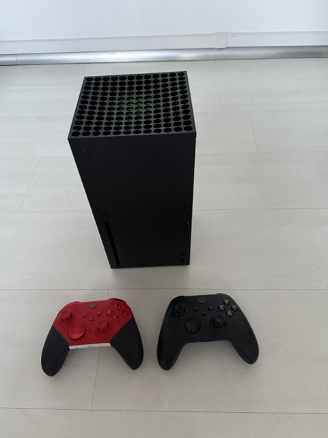Xbox Series X 1 TB + 2 ovladače (černý Elite Series 2 & červ