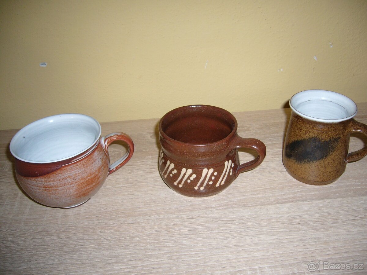 Různé hrnky a skleničky.
