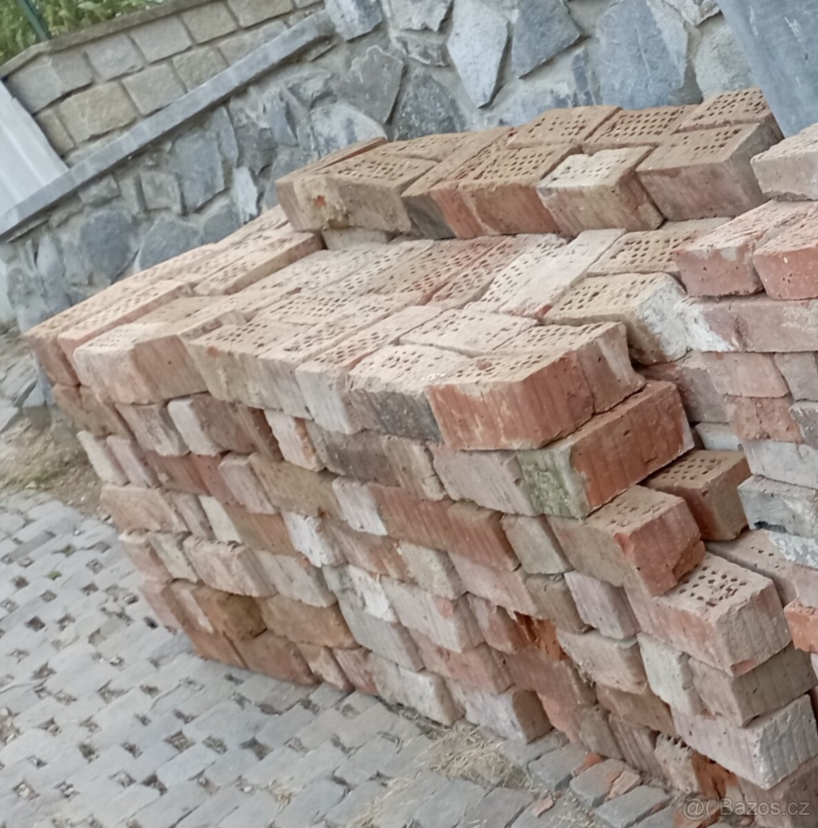 Daruji očištěné cihle