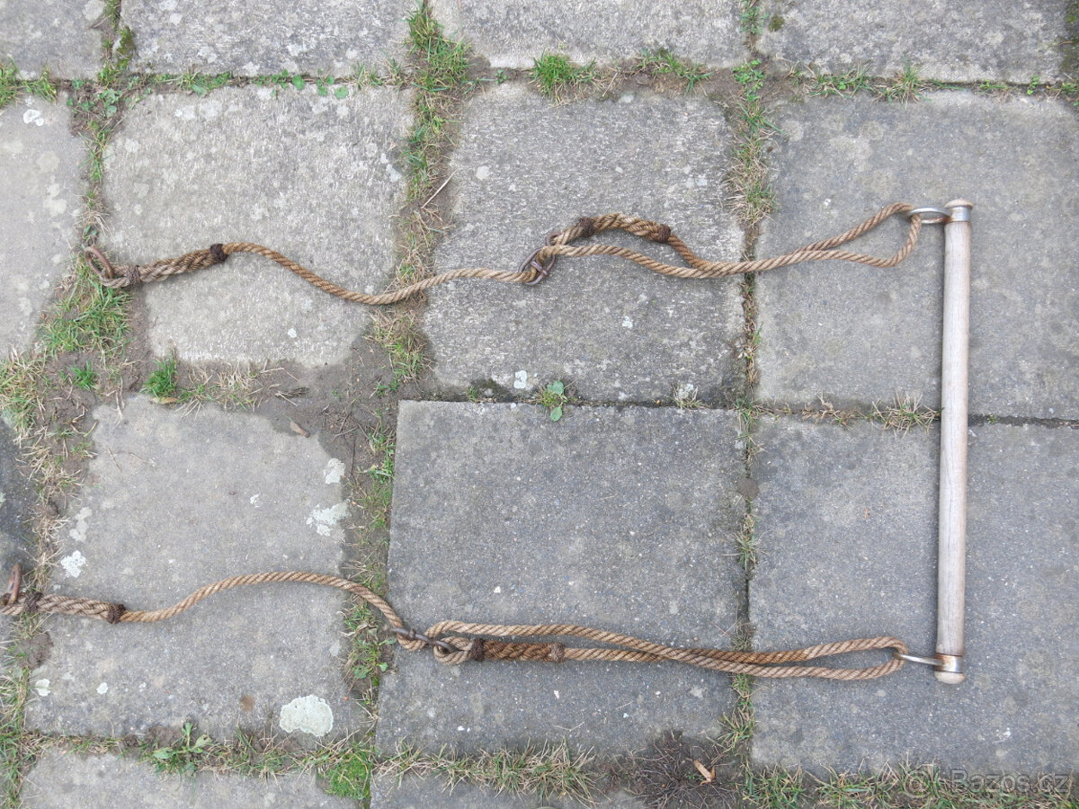 Retro visutá hrazda houpačka